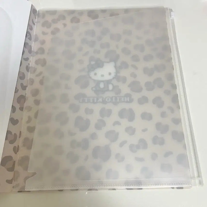 [BUNJANG] Sanrio Hello Kitty Leopard Pattern A4 File / 산리오 헬로키티 호피 패턴 A4 사이즈 파일