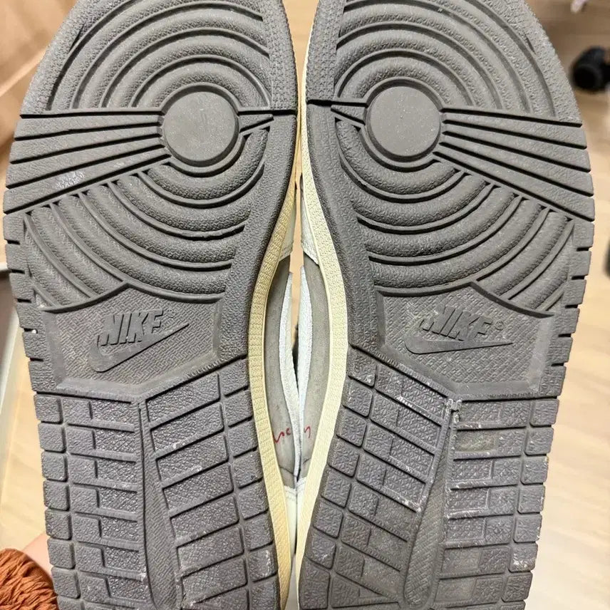 [BUNJANG] Travis Scott Jordan 1 Reverse Mocha / 트래비스스캇 조던1 리버스모카 270