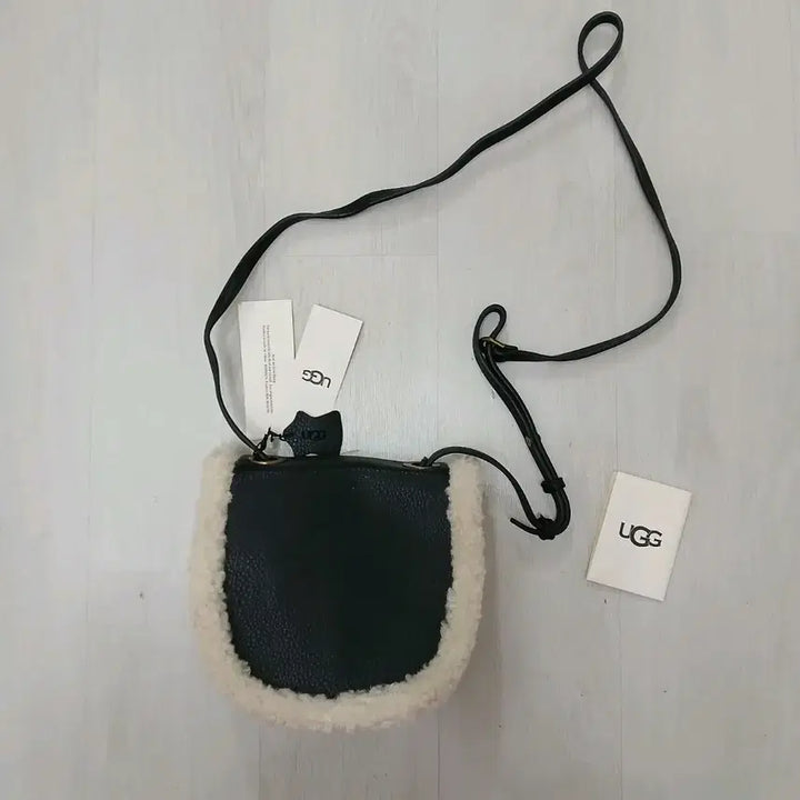 [BUNJANG] UGG Mini Crossbody Bag / (새상품) UGG 미니크로스백 정품