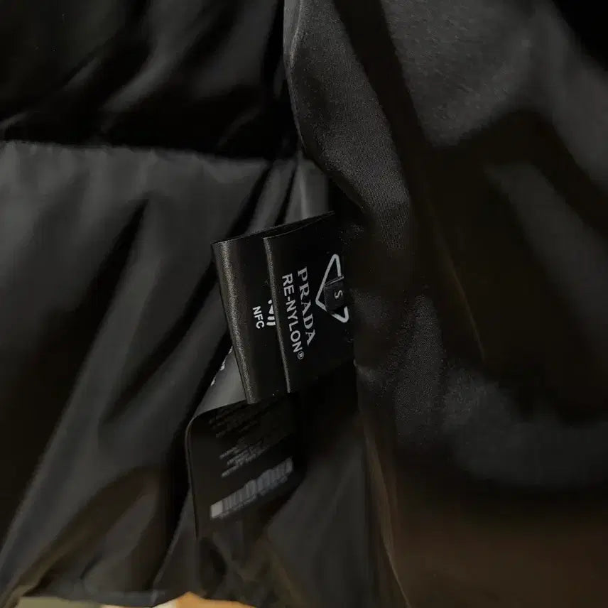 [BUNJANG] Prada Re-Nylon Cropped Down Jacket (Black, S) / (새상품)프라다 리나일론 크롭 다운 재킷 블랙 S