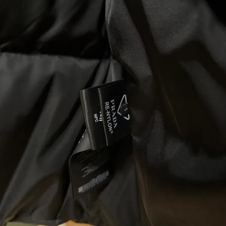 [BUNJANG] Prada Re-Nylon Cropped Down Jacket (Black, S) / (새상품)프라다 리나일론 크롭 다운 재킷 블랙 S
