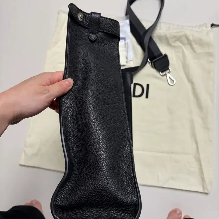 [BUNJANG] Fendi Peekaboo X-Lite Black Handbag / 펜디 피카부 엑스라이트 블랙 남성용