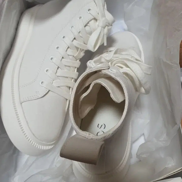 [BUNJANG] COS White Hightop Sneakers 250 / 새거) COS 코스 화이트 하이탑 스니커즈 250