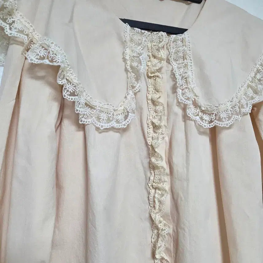 [BUNJANG] Pastel Peach Lace Frill Big Collar Blouse / 레이스 프릴 빅카라 블라우스 파스텔피치
