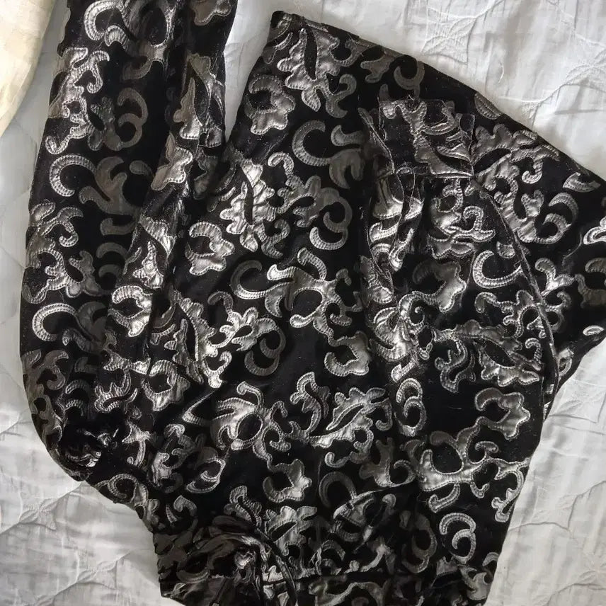 [BUNJANG] ZARA Black Floral Velvet Blouse Top / 자라 블랙 플라워 벨벳 블라우스 탑