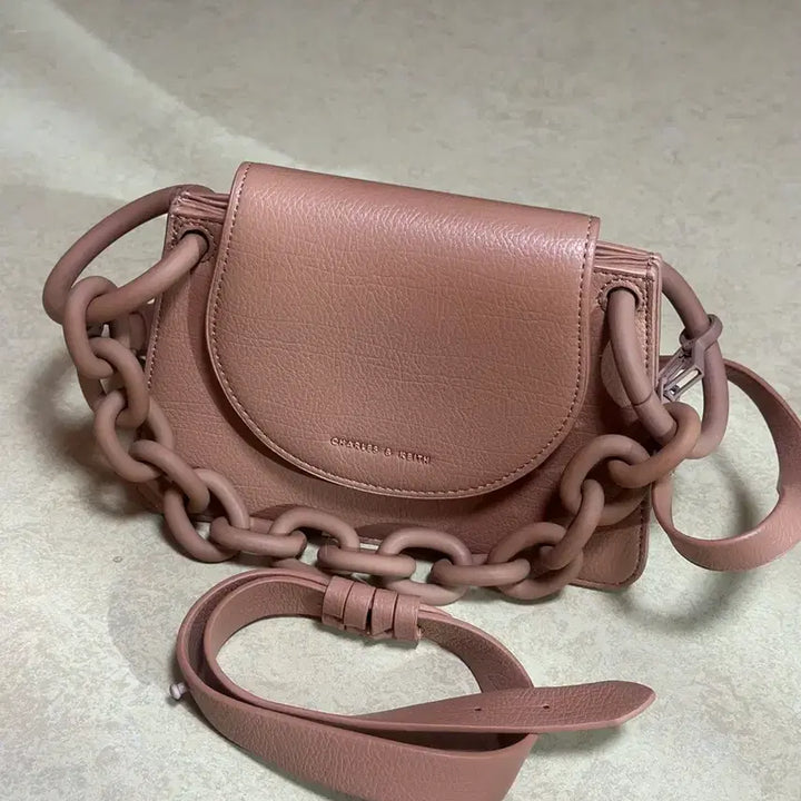 [BUNJANG] Charles & Keith Andromeda Chain Top Handle Bag / 찰스앤키스 안드로메다 청키-체인 탑 핸들 백