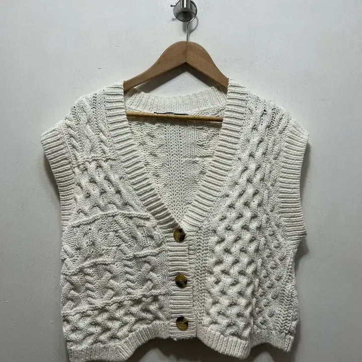 [SOLD OUT] 자라 여성 케이블 니트 조끼 아이보리L