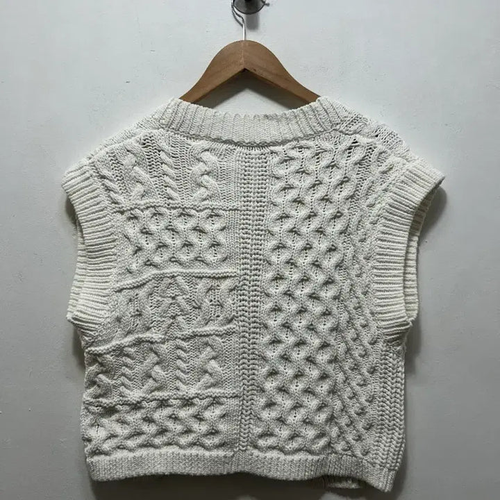 [SOLD OUT] 자라 여성 케이블 니트 조끼 아이보리L