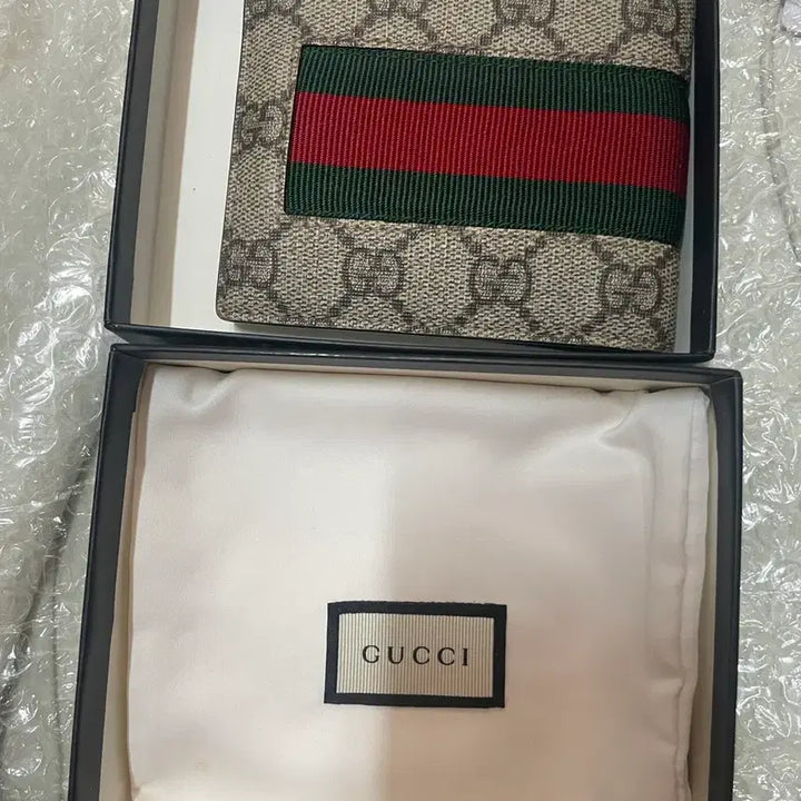 [BUNJANG] Gucci GG Supreme Bi-fold Wallet Bee Embroidery / 구찌 GG 수프림 반지갑 벌 자수