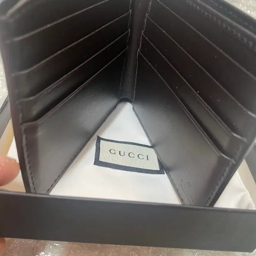 [BUNJANG] Gucci GG Supreme Bi-fold Wallet Bee Embroidery / 구찌 GG 수프림 반지갑 벌 자수