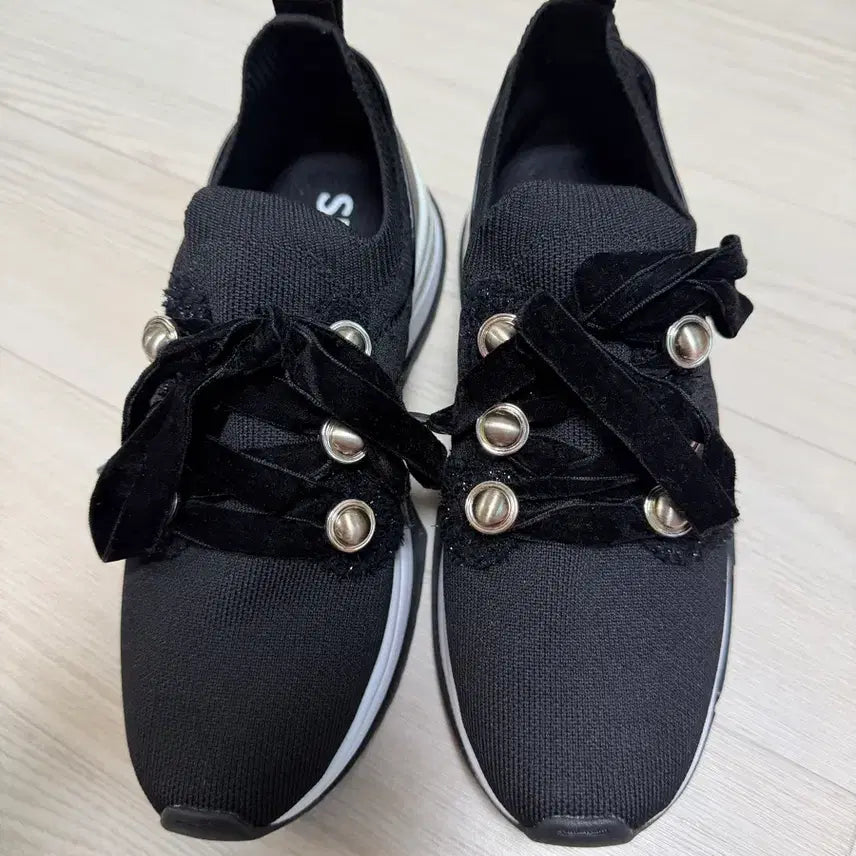 [SOLD OUT] 슈콤마보니 넬라 스니커즈 245mm