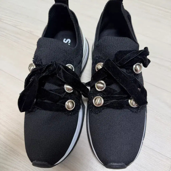 [SOLD OUT] 슈콤마보니 넬라 스니커즈 245mm