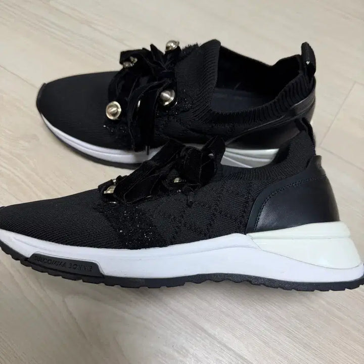 [SOLD OUT] 슈콤마보니 넬라 스니커즈 245mm