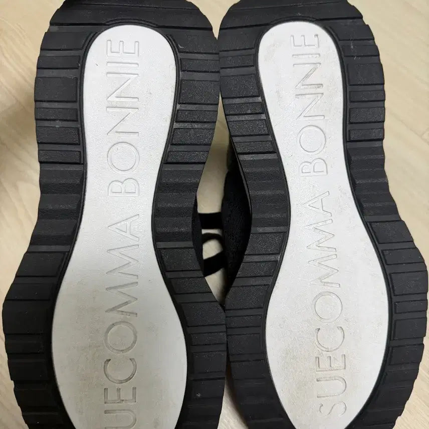 [SOLD OUT] 슈콤마보니 넬라 스니커즈 245mm