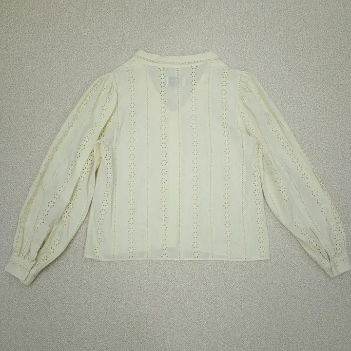[BUNJANG] Soding Bread V-Neck Blouse / (F)쏘딩키브레드 여성 블라우스 카라 브이넥 펀칭 버터 G19W2114