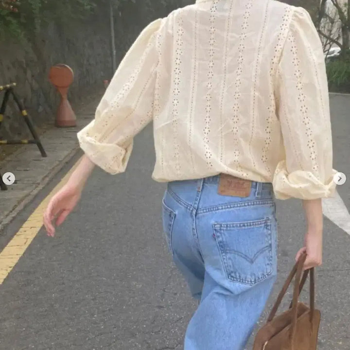 [BUNJANG] Soding Bread V-Neck Blouse / (F)쏘딩키브레드 여성 블라우스 카라 브이넥 펀칭 버터 G19W2114