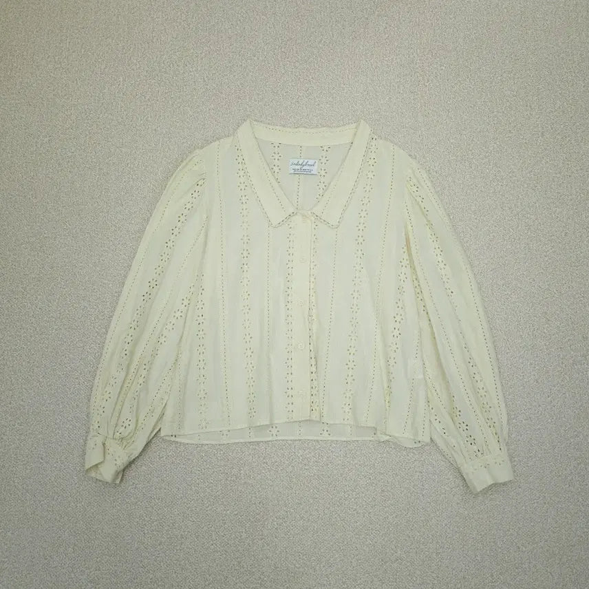 [BUNJANG] Soding Bread V-Neck Blouse / (F)쏘딩키브레드 여성 블라우스 카라 브이넥 펀칭 버터 G19W2114