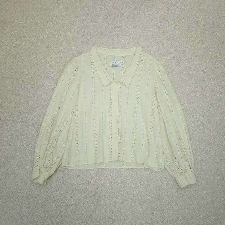 [BUNJANG] Soding Bread V-Neck Blouse / (F)쏘딩키브레드 여성 블라우스 카라 브이넥 펀칭 버터 G19W2114