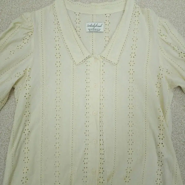 [BUNJANG] Soding Bread V-Neck Blouse / (F)쏘딩키브레드 여성 블라우스 카라 브이넥 펀칭 버터 G19W2114