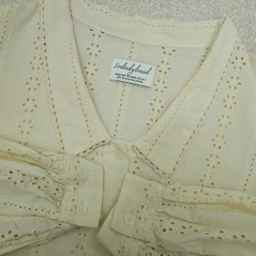 [BUNJANG] Soding Bread V-Neck Blouse / (F)쏘딩키브레드 여성 블라우스 카라 브이넥 펀칭 버터 G19W2114