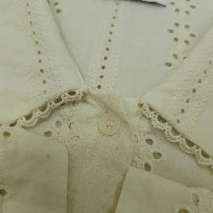 [BUNJANG] Soding Bread V-Neck Blouse / (F)쏘딩키브레드 여성 블라우스 카라 브이넥 펀칭 버터 G19W2114