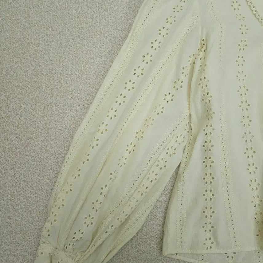 [BUNJANG] Soding Bread V-Neck Blouse / (F)쏘딩키브레드 여성 블라우스 카라 브이넥 펀칭 버터 G19W2114