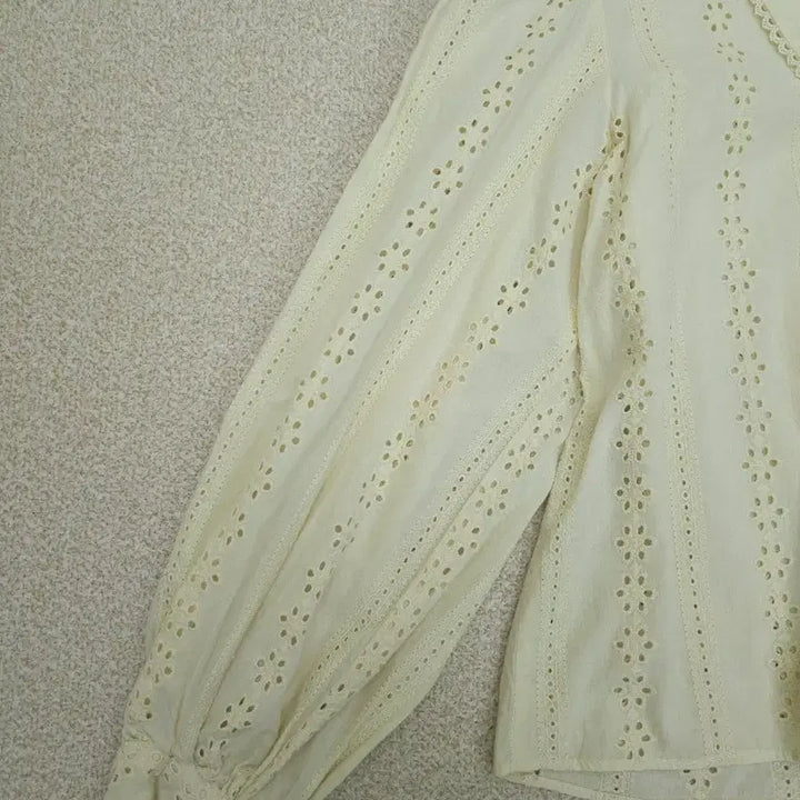 [BUNJANG] Soding Bread V-Neck Blouse / (F)쏘딩키브레드 여성 블라우스 카라 브이넥 펀칭 버터 G19W2114