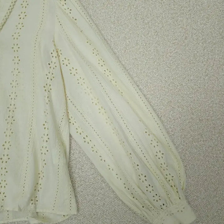 [BUNJANG] Soding Bread V-Neck Blouse / (F)쏘딩키브레드 여성 블라우스 카라 브이넥 펀칭 버터 G19W2114