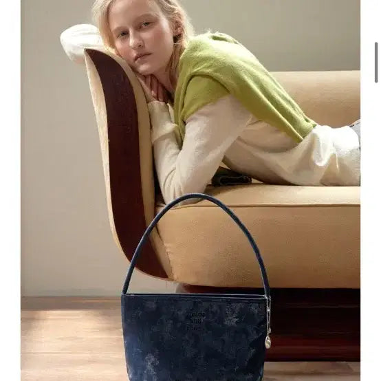 [BUNJANG] Much and ebony Navy Shoulder Bag / 무쿠앤에보니 Much and ebony 네이비 숄더백