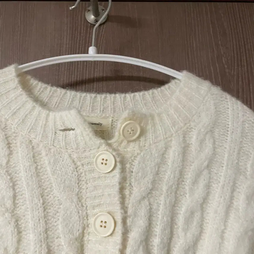[BUNJANG] Ivory Cable Knit Crop Cardigan / 아이보리 크롭 꽈배기 가디건