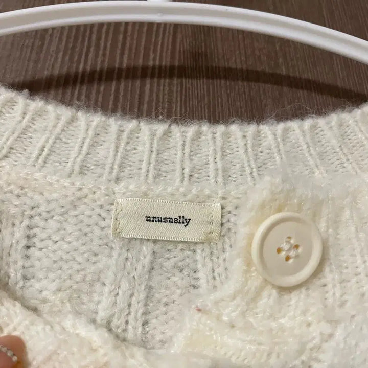 [BUNJANG] Ivory Cable Knit Crop Cardigan / 아이보리 크롭 꽈배기 가디건