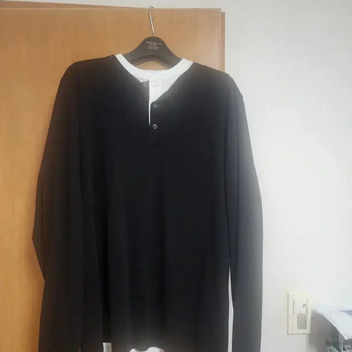 [BUNJANG] Theory Henley Neck Long Sleeve T-Shirt / 띠어리 헨리넥 티셔츠 M