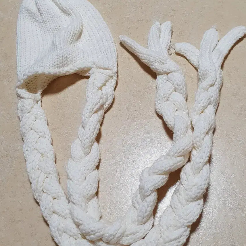 [BUNJANG] Cream White Braided Knit Hat / 수입편집샵 크림화이트 땋기 방울 댕기머리 털모자 니트 모자