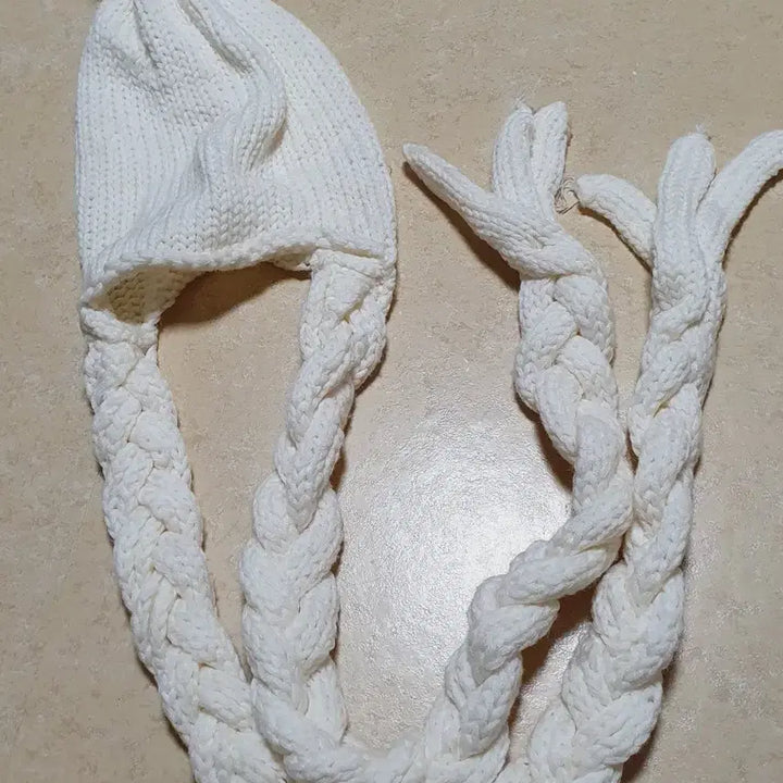 [BUNJANG] Cream White Braided Knit Hat / 수입편집샵 크림화이트 땋기 방울 댕기머리 털모자 니트 모자
