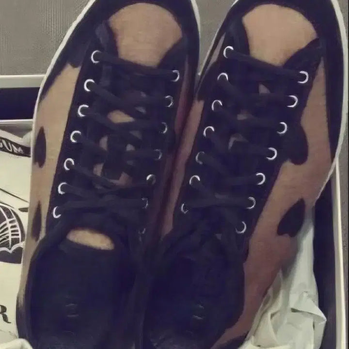 [BUNJANG] Burberry Heart Print Pony Hair Sneakers / [버버리] 하트프린트 송치 스니커즈_37