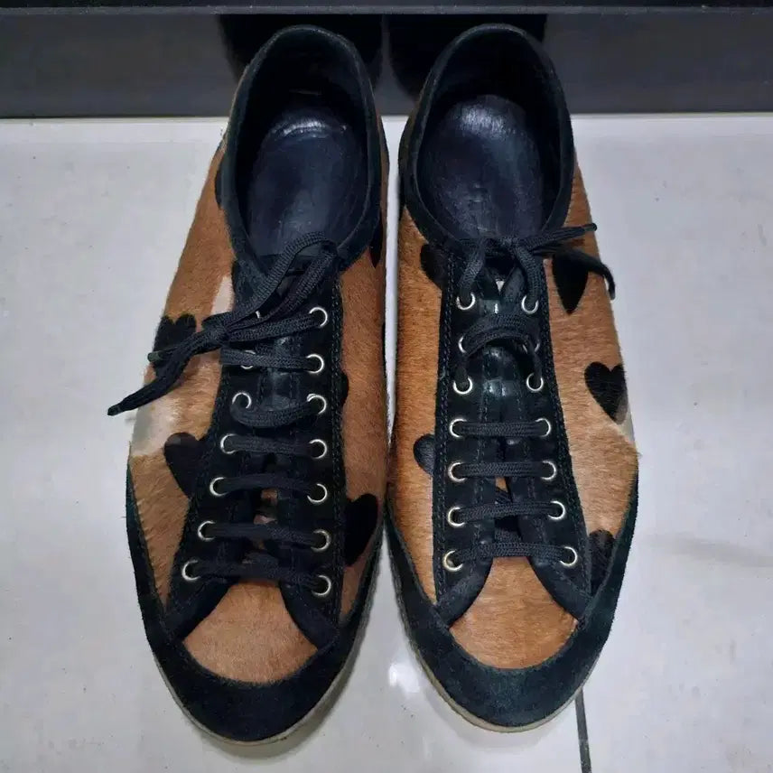 [BUNJANG] Burberry Heart Print Pony Hair Sneakers / [버버리] 하트프린트 송치 스니커즈_37