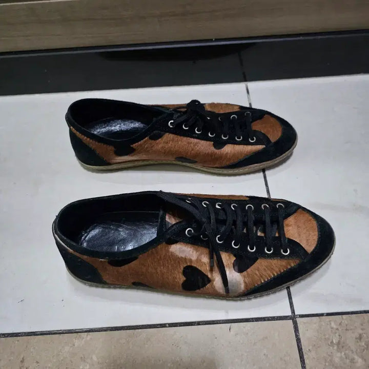 [BUNJANG] Burberry Heart Print Pony Hair Sneakers / [버버리] 하트프린트 송치 스니커즈_37