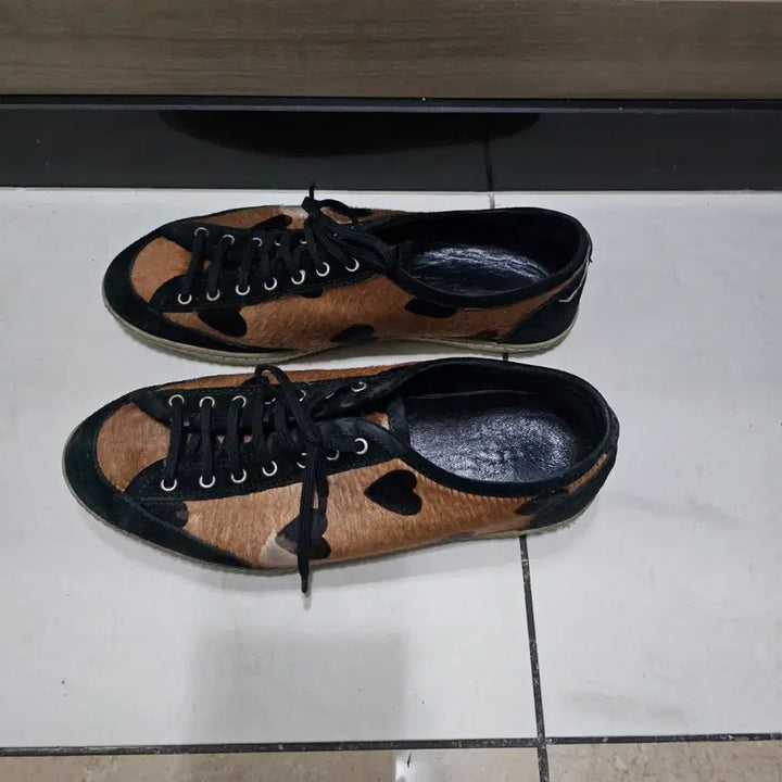 [BUNJANG] Burberry Heart Print Pony Hair Sneakers / [버버리] 하트프린트 송치 스니커즈_37