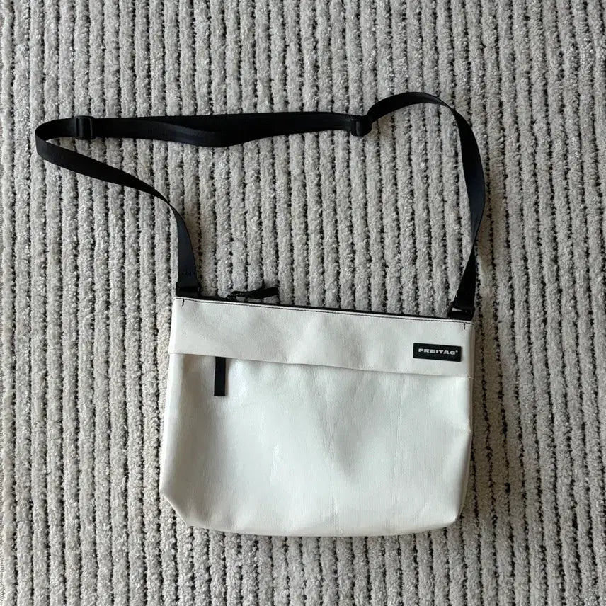 [BUNJANG] FREITAG LOU White Bag / FREITAG 프라이탁 LOU 루 올흰 가방 [택x]