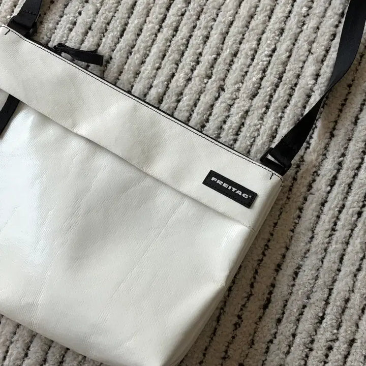 [BUNJANG] FREITAG LOU White Bag / FREITAG 프라이탁 LOU 루 올흰 가방 [택x]