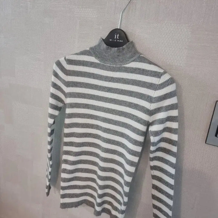 [SOLD OUT] 스트라이프 골지 목폴라 니트S