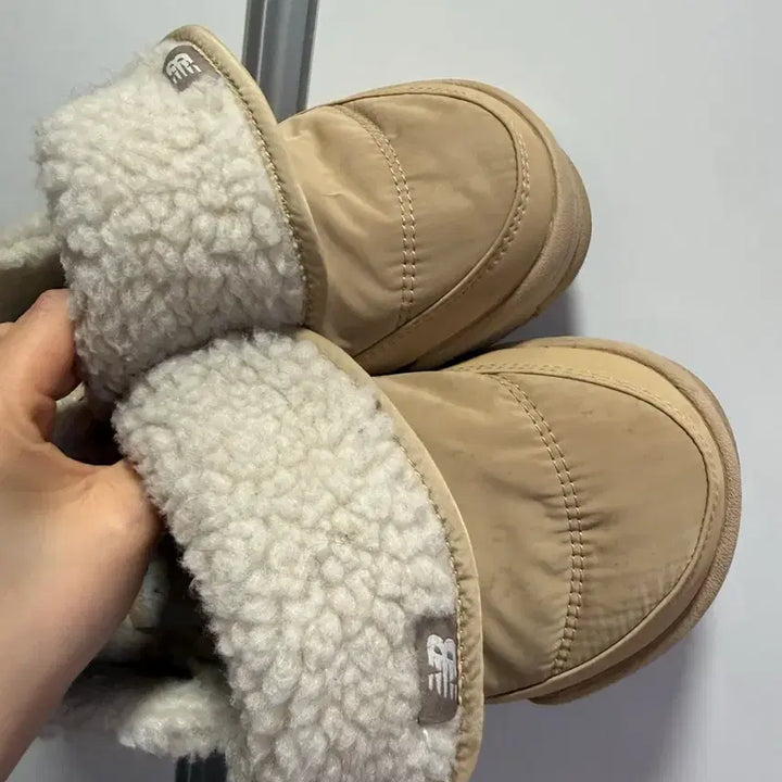[BUNJANG] New Balance Padded Slippers 230 / 뉴발란스 패딩 슬리퍼 뽀글이 슬리퍼 230