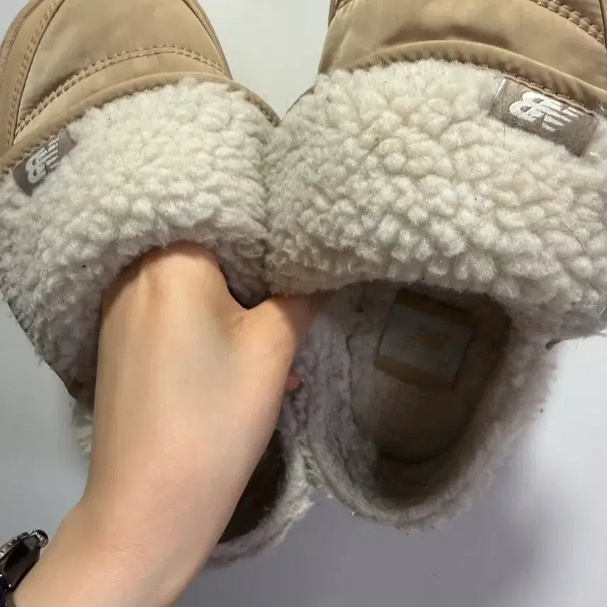 [BUNJANG] New Balance Padded Slippers 230 / 뉴발란스 패딩 슬리퍼 뽀글이 슬리퍼 230