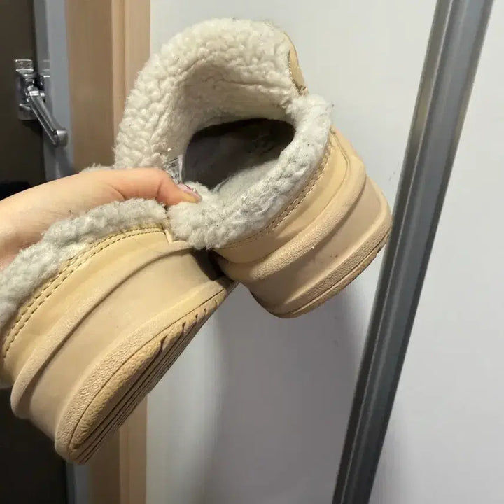 [BUNJANG] New Balance Padded Slippers 230 / 뉴발란스 패딩 슬리퍼 뽀글이 슬리퍼 230