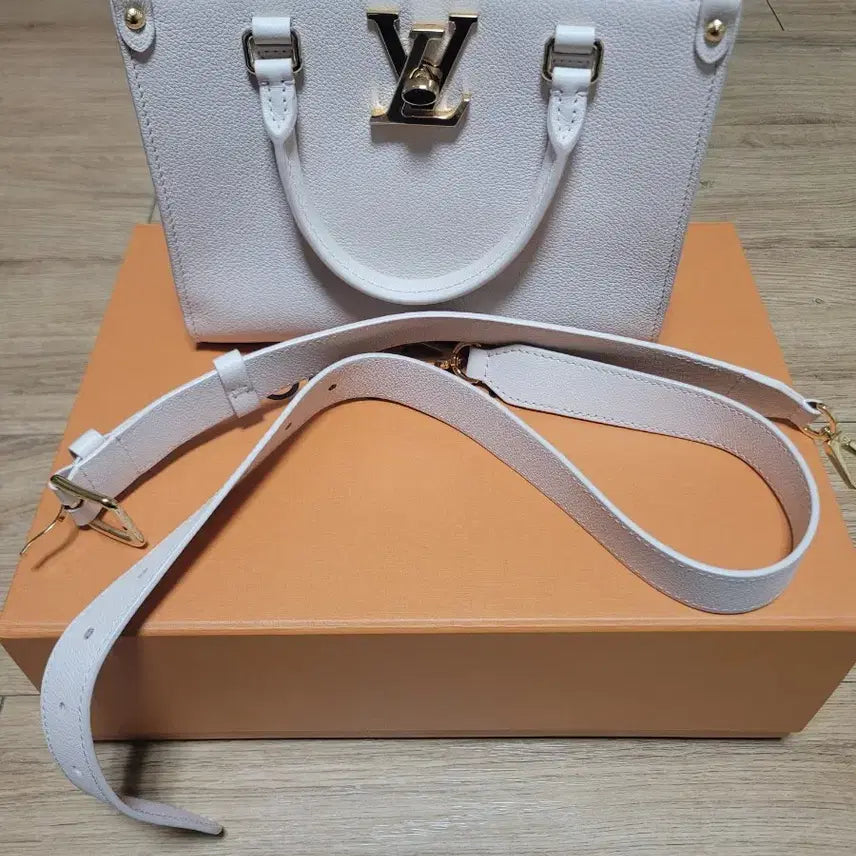 [BUNJANG] Louis Vuitton Lockme Go Handbag / 신상 루이비통 락앤고