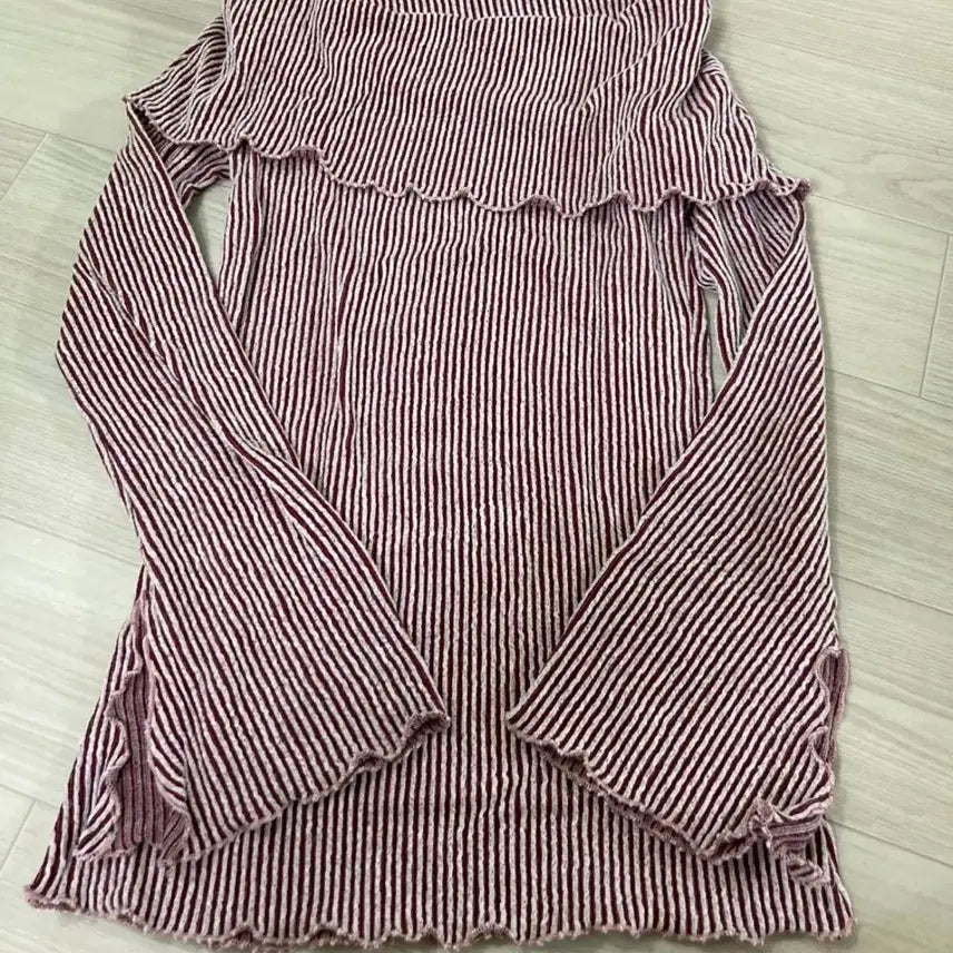 [BUNJANG] Red Striped Off-Shoulder Top / 오프숄더티