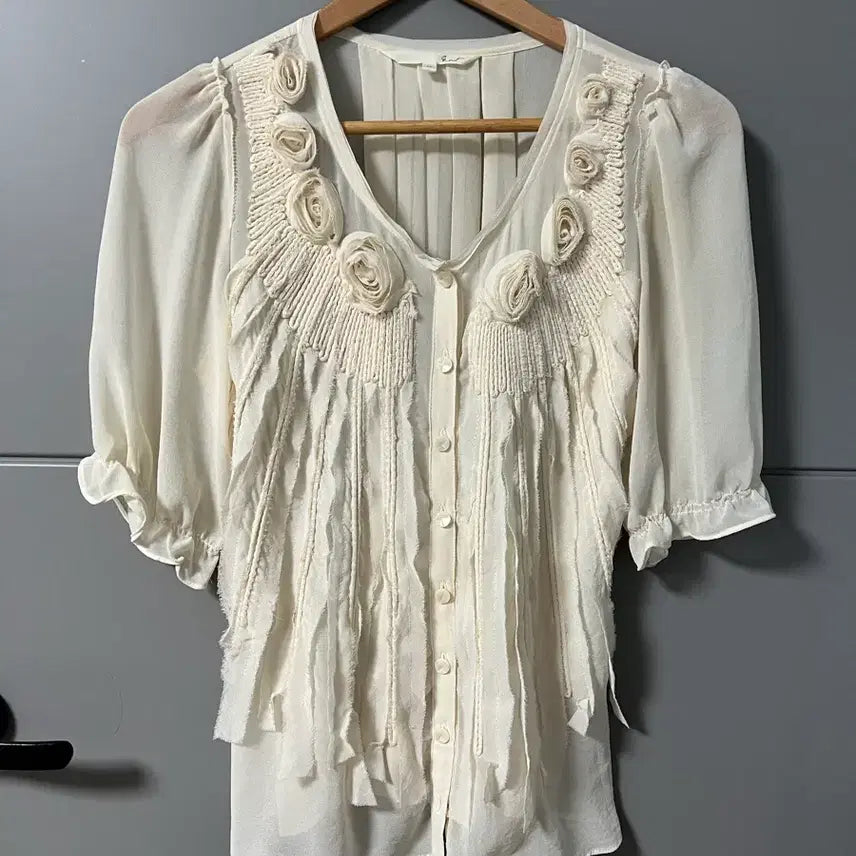 [BUNJANG] Z-Girls Rose Frill Ribbon Blouse (Size 55) / 봄 지컷 아이보리 장미 프릴 리본 블라우스 55