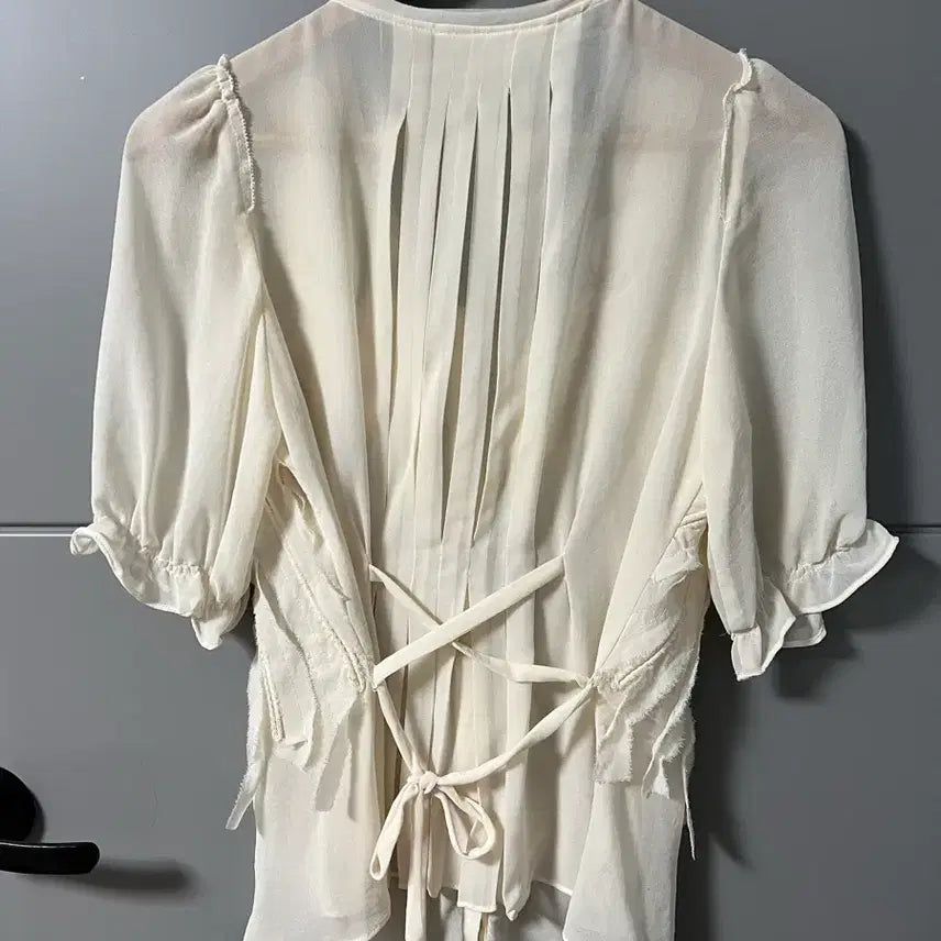 [BUNJANG] Z-Girls Rose Frill Ribbon Blouse (Size 55) / 봄 지컷 아이보리 장미 프릴 리본 블라우스 55