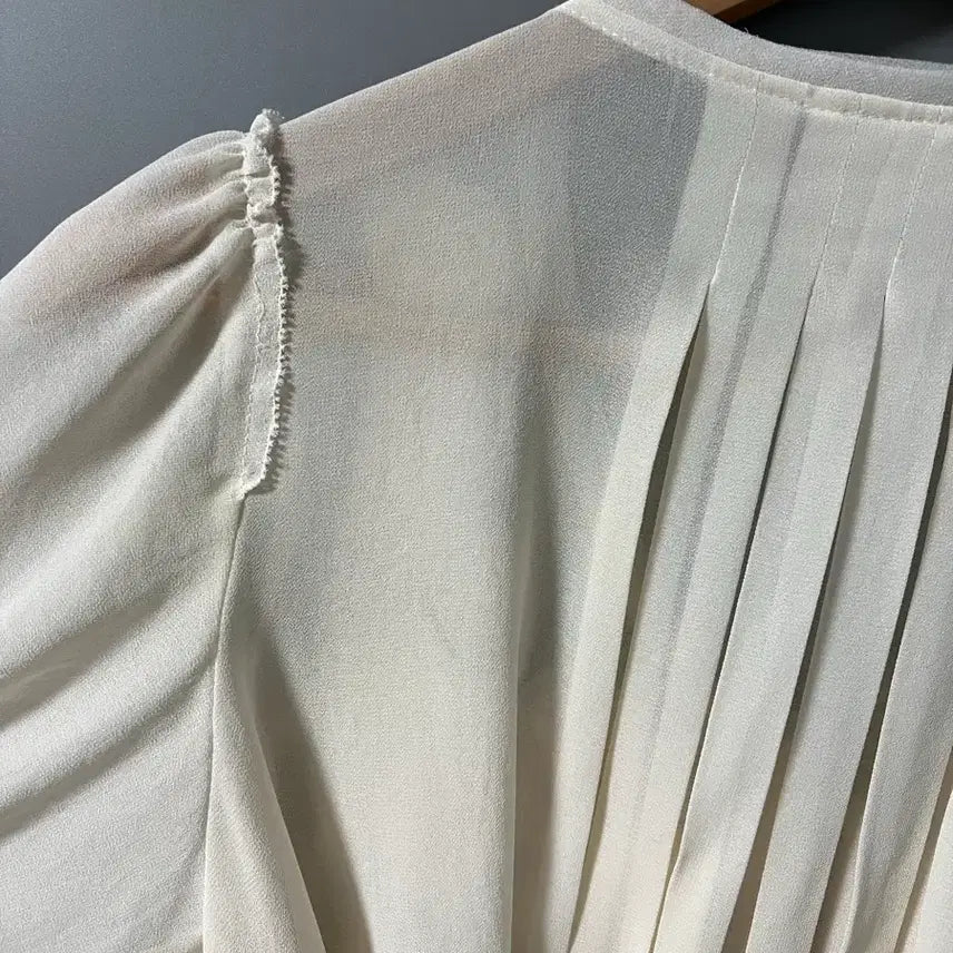 [BUNJANG] Z-Girls Rose Frill Ribbon Blouse (Size 55) / 봄 지컷 아이보리 장미 프릴 리본 블라우스 55