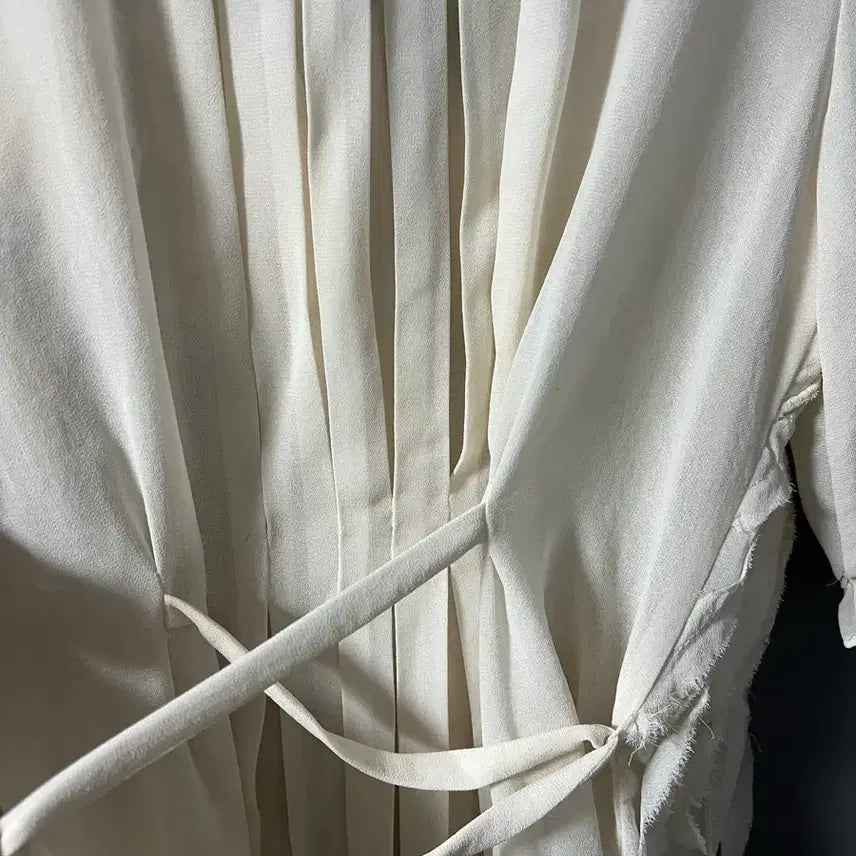 [BUNJANG] Z-Girls Rose Frill Ribbon Blouse (Size 55) / 봄 지컷 아이보리 장미 프릴 리본 블라우스 55